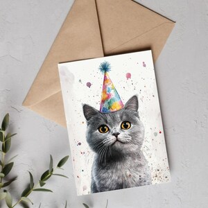 イギリスの猫の誕生日カード - パーティーハットをかぶったかわいい猫、印刷可能な水彩画のペットグリーティングカード、面白い動物カード、猫好きへのギフト、テキスト入り