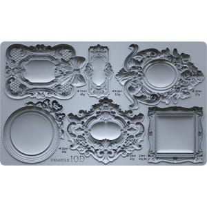 Peut inclure: Un moule en silicone gris présentant divers modèles de cadres ornés. Le moule comprend des cadres ovales, rectangulaires et en forme de nœud avec des volutes et des motifs floraux détaillés. Le texte "FRAMES3 IOD" est visible.