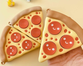 Może przedstawiać: Trzy kawałki pizzy z dodatkami pepperoni. Kawałki pizzy mają żółtą podstawę, brązową skórkę i czerwoną pepperoni z białymi akcentami. Kawałki pizzy ułożone są na jasnożółtej powierzchni.