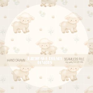 Op de afbeelding: Een naadloos patroon met aquarel illustraties van schattige crèmekleurige lammetjes. De lammetjes staan tegen een lichtbeige achtergrond, met kleine bloemen en graselementen. Tekst luidt "HAND DRAWN LUMINARA DREAM DESIGNS SEAMLESS FILE High quality 300 DPI PNG".