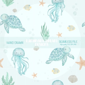 Può includere: Motivo acquerello senza cuciture con tartarughe marine, meduse, stelle marine e pesci nei toni del blu, verde e beige. Le parole "Hand Drawn" e "Luminara Dream Designs" sono visibili. Le parole "Seamless File" sono anche visibili.
