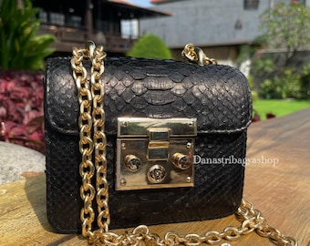 Minibolso de piel de pitón negra, bandolera con cadena dorada, bolso de mujer hecho a mano en Bali.