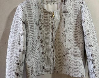 Damska skórzana kurtka z pytona – skrócony, egzotyczny styl z wężową skórą bez kołnierza