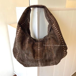 Bolsa Hobo Pequena em Couro de Python Marrom Antigo, Bolsa de Ombro de Luxo em Pele de Cobra