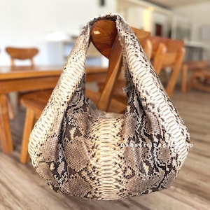 Bolso hobo extragrande de piel de pitón, bolso de hombro de piel de serpiente beige, bolso tote de lujo suave y holgado, hecho a mano en Bali.