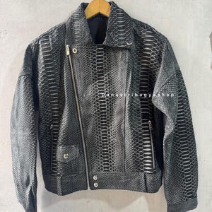 Chaqueta de piel de pitón auténtica negra antigua: Chaqueta de motociclista de piel de serpiente auténtica de lujo hecha a mano