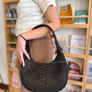 Bolso de piel de pitón negra, bolso de hombro de media luna de piel de serpiente