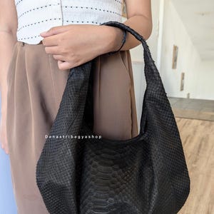 Borsa a tracolla piccola in pelle di pitone nero, borsa a mano di lusso in pelle di serpente, borsa a mano morbida e compatta.