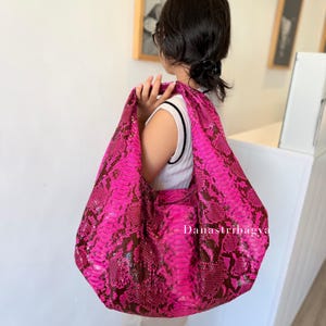 Roze Hobo-tas van pythonleer – Luxe schoudertas van slangenleer