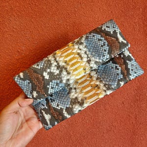 Handgefertigte Clutch aus Pythonleder | Luxuriöse Umschlaghandtasche aus Schlangenleder – Damengeldbörsen