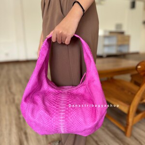 Petit sac hobo souple en cuir de python rose vif ; sac à main de luxe en peau de serpent