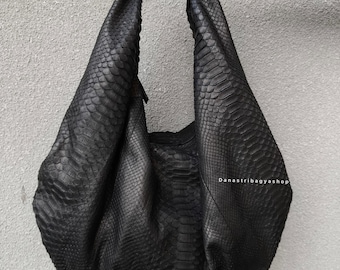 Bolso hobo grande de piel de pitón negra mate: bolso de hombro de lujo con estampado de piel de serpiente.