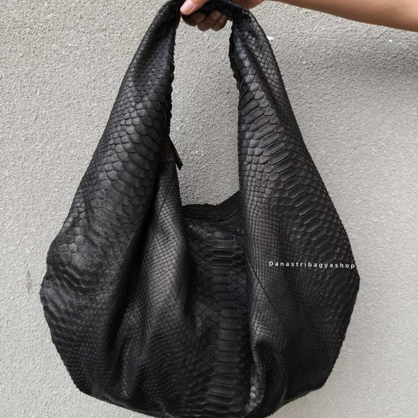Bolso grande tipo hobo de piel de pitón negra mate: bolso de diseño de lujo de piel de serpiente para mujer.