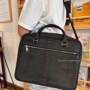 Pode incluir: Uma tábua de cortar de madeira feita à mão com grão natural. A tábua tem formato retangular com cantos arredondados e um sulco para suco. Tem aproximadamente 30 cm de comprimento e 20 cm de largura.