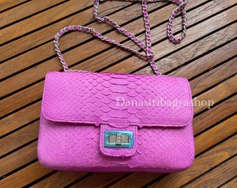 Bolsa transversal feminina em couro de píton rosa bebê: Bolsa de ombro feminina exótica feita à mão em pele de cobra.