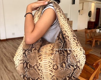 Extra grote python leren hobotas, beige schoudertas slangenleer, zachte, luxe draagtas, handgemaakt Bali