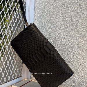 Portafoglio da donna in pelle nera: doppia cerniera in pitone; portafoglio di lusso in pelle di serpente