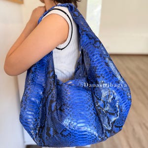 Hobo-Tasche aus blauem Pythonleder – Luxuriöse, lässige Schultertasche aus Schlangenleder