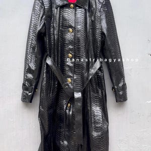 Schwarz glänzende Python-Lange Frauen-Mantel-Leder: Luxus-SnakeSkin Trenchcoat