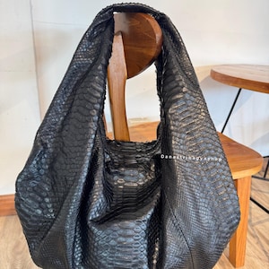 Borsa a tracolla grande in pelle di pitone nera lucida: borsa a tracolla grande in pelle di serpente di lusso