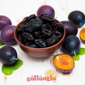 Prugne secche biologiche Gulluoglu, prugne blu denocciolate essiccate al sole, spedizione fresca giornaliera dal negozio Gulluoglu al Bazar delle Spezie di Istanbul
