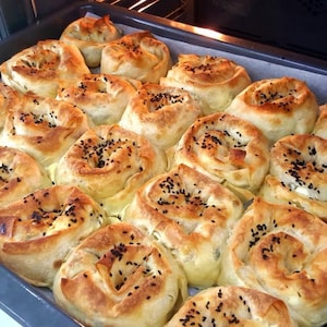 Güllüoğlu Handmade Cheese Gülbörek, Turkish Savory Pastries (9 Pieces)