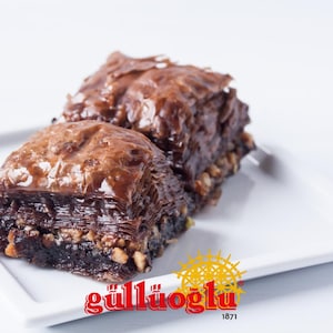 Gulluoglu Chocolate Baklava with Walnut, daily fresh shipment from Istanbul/Turkey
