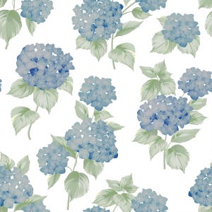 Pu&ograve; includere: Uno schema senza cuciture con fiori di ortensia blu e foglie verdi su uno sfondo bianco.