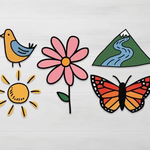 Puede incluir: Conjunto de ilustraciones de estilo caricatura con elementos de la naturaleza. Incluye un pájaro amarillo, una flor rosa, una montaña con un río, un sol y una mariposa con alas naranjas y negras.