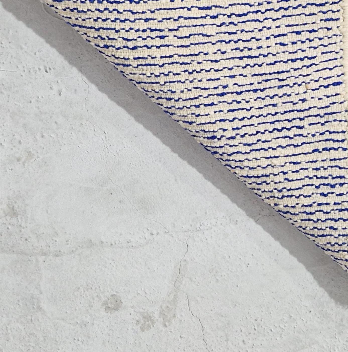 ブルーのラウンドウールモロッコラグ：ハンドタフティングベルベル装飾