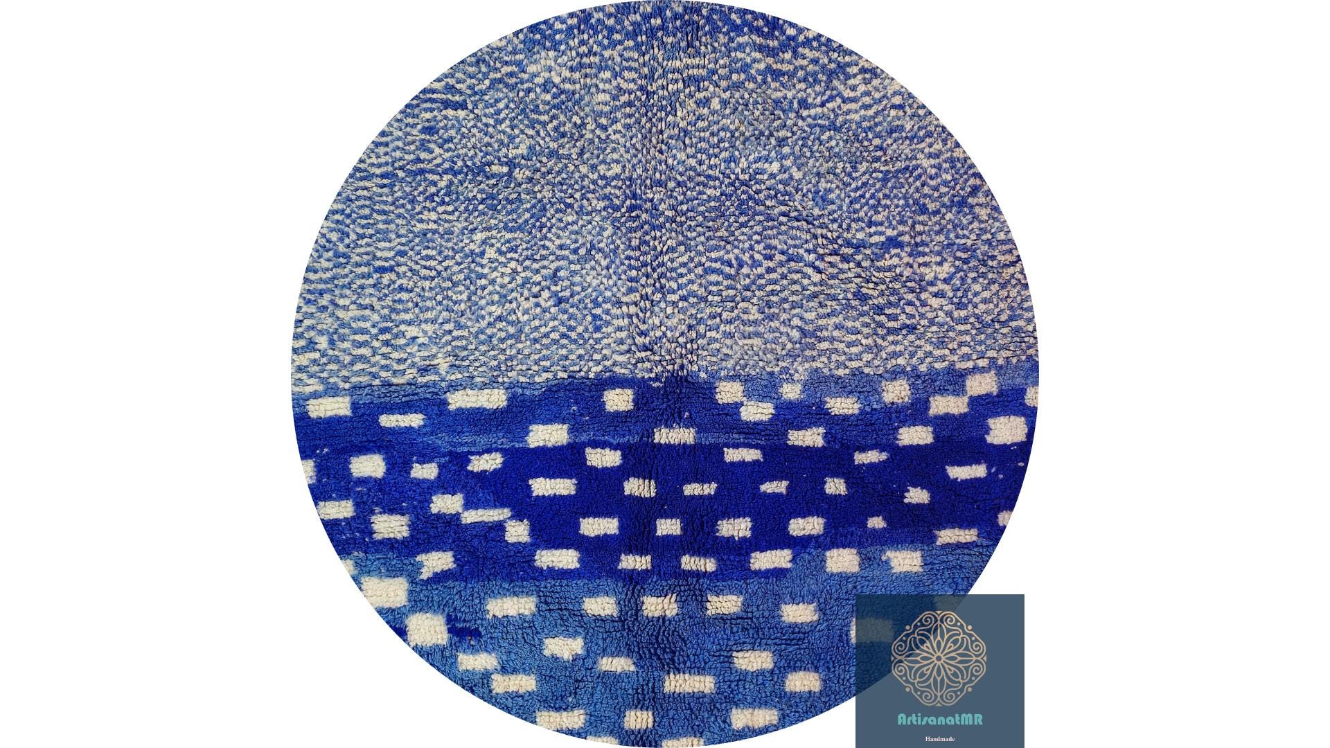 ブルーのラウンドウールモロッコラグ：ハンドタフティングベルベル装飾