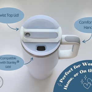 Puede incluir: Taza de viaje blanca con tapa giratoria gris y asa de agarre c&oacute;modo. Incluye compatibilidad con tapas Stanley. Dise&ntilde;ada para el trabajo, el hogar o para llevar.