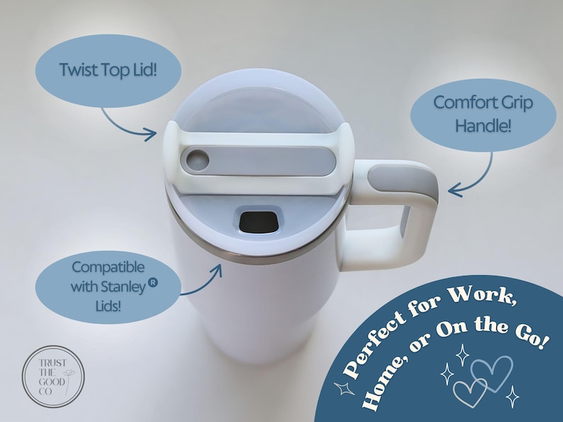 Puede incluir: Taza de viaje blanca con tapa giratoria gris y asa de agarre c&oacute;modo. Incluye compatibilidad con tapas Stanley. Dise&ntilde;ada para el trabajo, el hogar o para llevar.