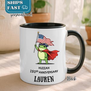Puede incluir: Un juego de tres tazas de cerámica con un acabado mate moteado. Las tazas son en tonos crema, gris claro y gris oscuro. Cada taza tiene un diseño simple y minimalista, ideal para café o té.