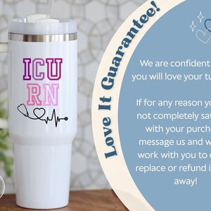 Puede incluir: Vaso aislado blanco con asa, con el texto "ICU RN" en rosa y morado, junto con un gr&aacute;fico de estetoscopio y latido del coraz&oacute;n. Incluye una pajita y una tapa plateada. El vaso tiene un logotipo de "Trust the Good Co".
