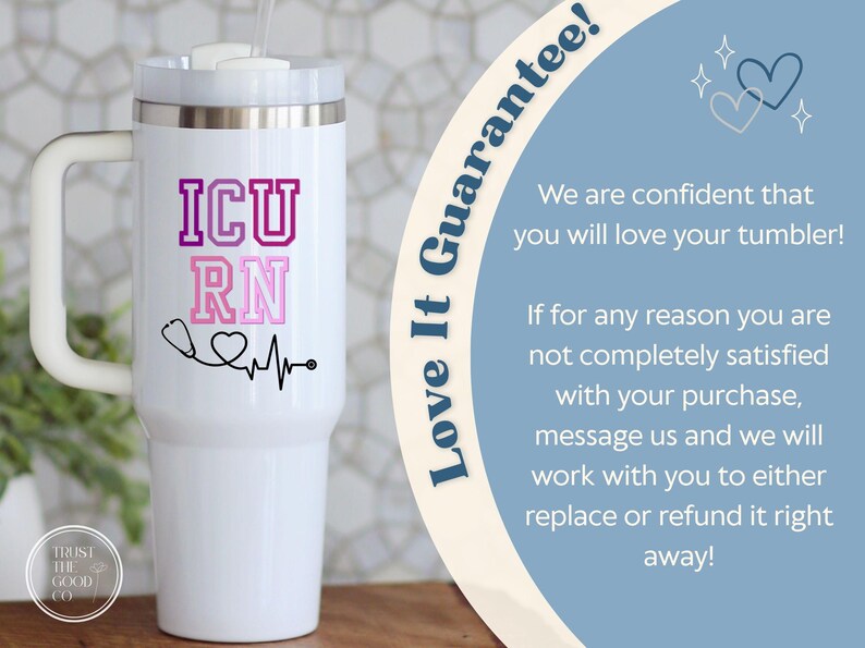 Puede incluir: Vaso aislado blanco con asa, con el texto "ICU RN" en rosa y morado, junto con un gr&aacute;fico de estetoscopio y latido del coraz&oacute;n. Incluye una pajita y una tapa plateada. El vaso tiene un logotipo de "Trust the Good Co".