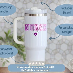 Puede incluir: Vaso t&eacute;rmico blanco con asa de agarre c&oacute;modo y pajita. El vaso presenta el texto "NURSE Leila" en morado y rosa, con un s&iacute;mbolo de coraz&oacute;n. El dise&ntilde;o es personalizado y cabe en la mayor&iacute;a de los portavasos.