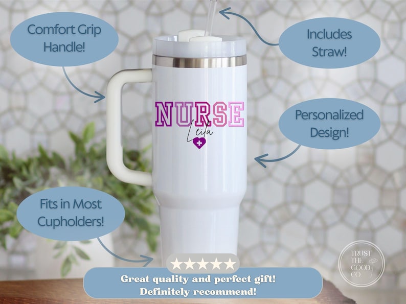 Puede incluir: Vaso t&eacute;rmico blanco con asa de agarre c&oacute;modo y pajita. El vaso presenta el texto "NURSE Leila" en morado y rosa, con un s&iacute;mbolo de coraz&oacute;n. El dise&ntilde;o es personalizado y cabe en la mayor&iacute;a de los portavasos.