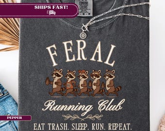Camiseta Feral Runner, diseño del Club de Corredores de Mapaches Salvajes, divertida camiseta unisex de corte relajado y cómoda con estampado de mapaches.