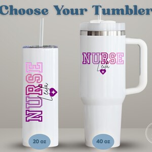 Puede incluir: Dos vasos blancos con la palabra "NURSE" en morado y rosa, con un nombre y un s&iacute;mbolo de coraz&oacute;n. Uno es alto y delgado, 591 ml, con pajita. El otro es un vaso de 1183 ml con asa.