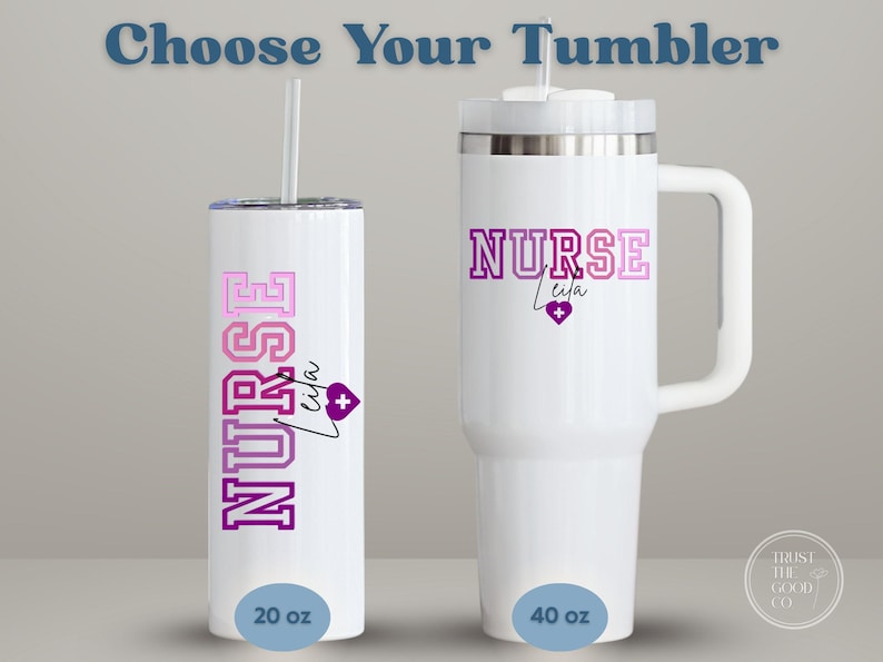 Puede incluir: Dos vasos blancos con la palabra "NURSE" en morado y rosa, con un nombre y un s&iacute;mbolo de coraz&oacute;n. Uno es alto y delgado, 591 ml, con pajita. El otro es un vaso de 1183 ml con asa.