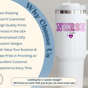 Puede incluir: Vaso t&eacute;rmico blanco con asa, con el texto "NURSE Leila" en morado y rosa. Un coraz&oacute;n morado con una cruz est&aacute; debajo del nombre. El vaso tiene una tapa blanca y una pajita.