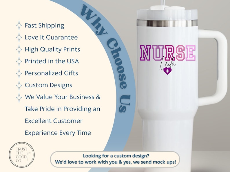 Puede incluir: Vaso t&eacute;rmico blanco con asa, con el texto "NURSE Leila" en morado y rosa. Un coraz&oacute;n morado con una cruz est&aacute; debajo del nombre. El vaso tiene una tapa blanca y una pajita.