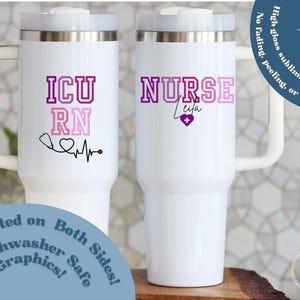 Puede incluir: Tazas de viaje aisladas blancas con asas. Una taza presenta "ICU RN" en morado y rosa, con un estetoscopio y un gr&aacute;fico de latido card&iacute;aco. La otra taza dice "NURSE Leila" con un coraz&oacute;n y una cruz. Apto para lavavajillas.