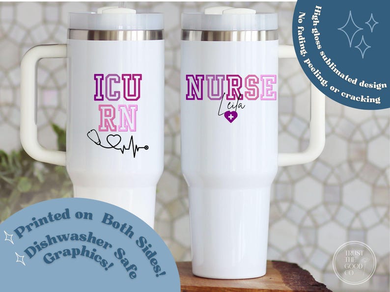 Puede incluir: Tazas de viaje aisladas blancas con asas. Una taza presenta "ICU RN" en morado y rosa, con un estetoscopio y un gr&aacute;fico de latido card&iacute;aco. La otra taza dice "NURSE Leila" con un coraz&oacute;n y una cruz. Apto para lavavajillas.