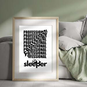 Może przedstawiać: Oprawiony wydruk z napisem "PROFESSIONAL" ułożonym pionowo w kolorze czarnym, z wzorem w paski zebry. Poniżej napis "sleeper" z grafiką pandy. Grafika jest wyświetlana na łóżku.