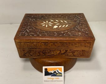 Caja de madera tallada vintage / Joyero de madera tallada a mano con intrincado diseño floral / Joyero de recuerdo / Decoración bohemia / Regalo