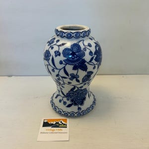 アンティーク中国製青白磁花瓶 | 手描き蓋付き壷 | 伝統的なアジアの装飾 | 花柄 | 明朝様式