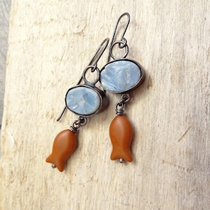 Pendientes de pez con ópalo azul crudo: joyería vintage de vidrio y cobre