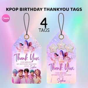 以下が含まれることがあります： 紫とピンクのグラデーションの背景を持つ2つのKPOP誕生日サンキュータグ。各タグには灰色の紐と金のリングが付いています。タグには、人々のグループ、「Thank You」という言葉、そして「Sophie」という名前が記載されています。タグには「4 TAGS」とラベルが付けられています。